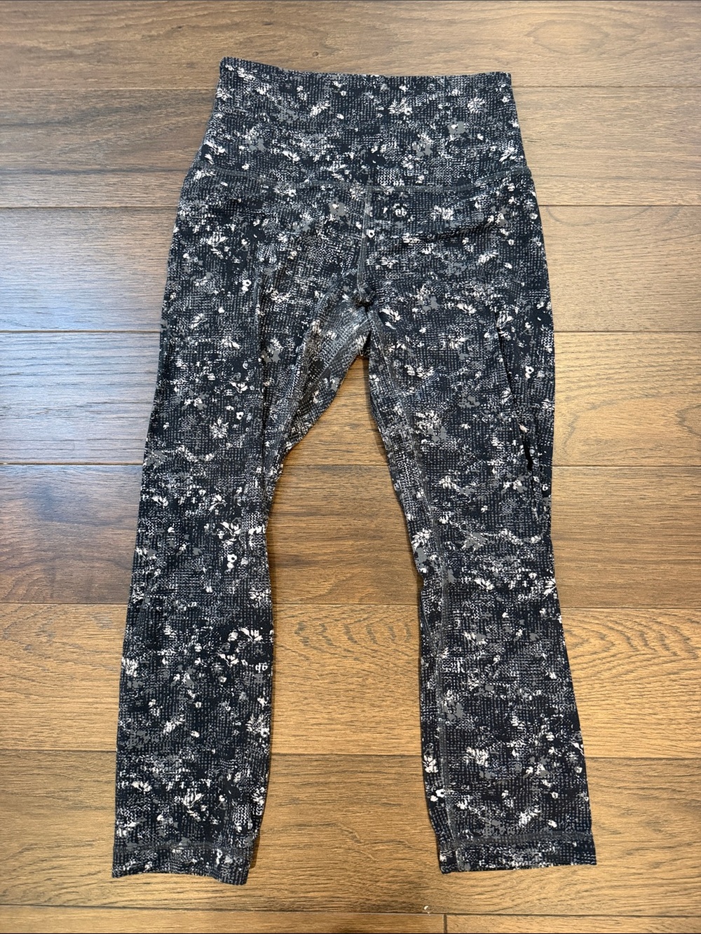Lululemon Black & White Marbled Leggings Size 6 - 20" - C1-135